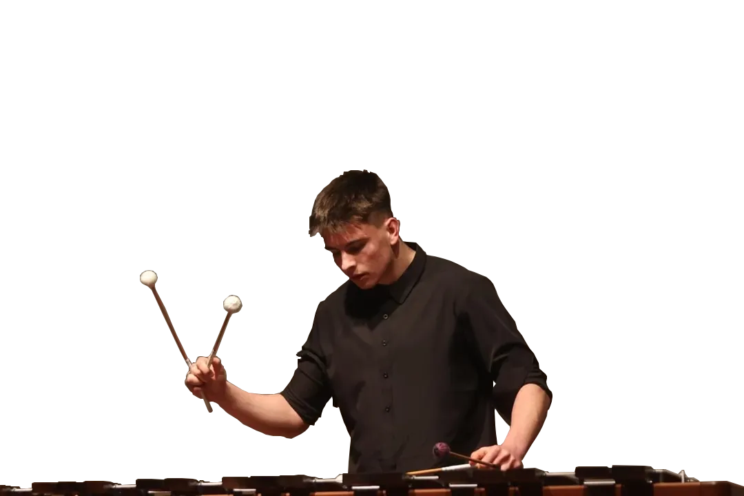 Antonio tocando un instrumento